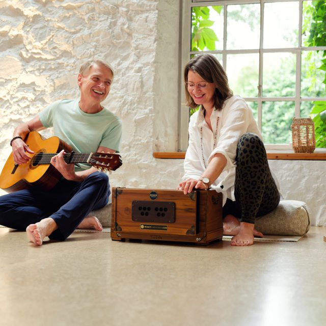 harmonium_kirtan_heiner_melanie-scaled.jpg