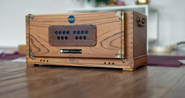 harmoniumworkshop_harmonium_bhava_teakholz